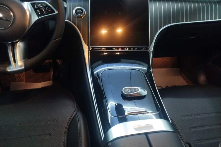 Used Mercedes-Benz GLC 2023 Facelift GLC 260 L 4MATIC Dynamic Version 5 Seats Gear Lever