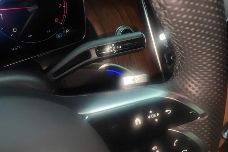 Used Mercedes-Benz GLC 2023 GLC 300 L 4MATIC Dynamic 7-Seater Gear Lever