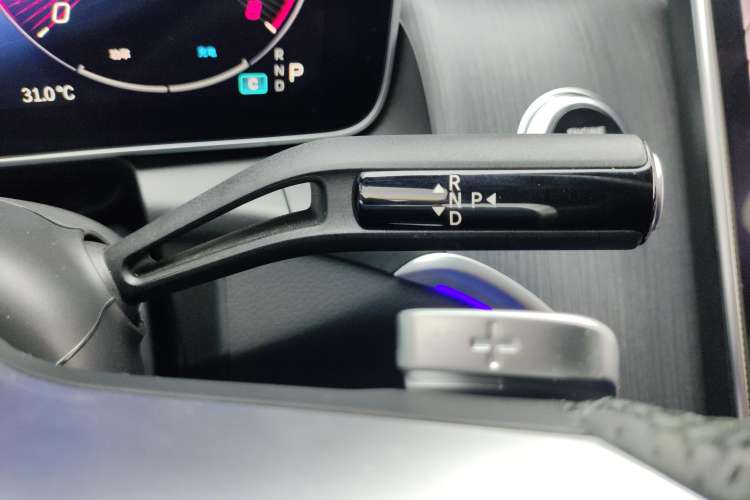 Used Mercedes-Benz GLC 2023 GLC 260 L 4MATIC Luxury 7-Seater Gear Lever
