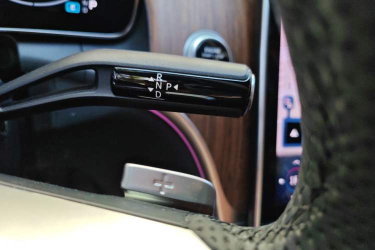 Used Mercedes-Benz GLC 2023 GLC 300 L 4MATIC Dynamic Edition 5-seater Gear Lever