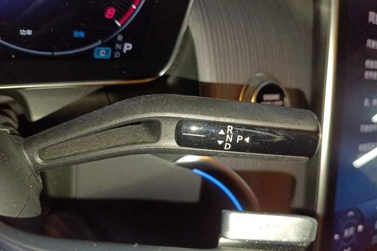 Used Mercedes-Benz GLC 2023 GLC 260 L 4MATIC Luxury 7-Seater Gear Lever