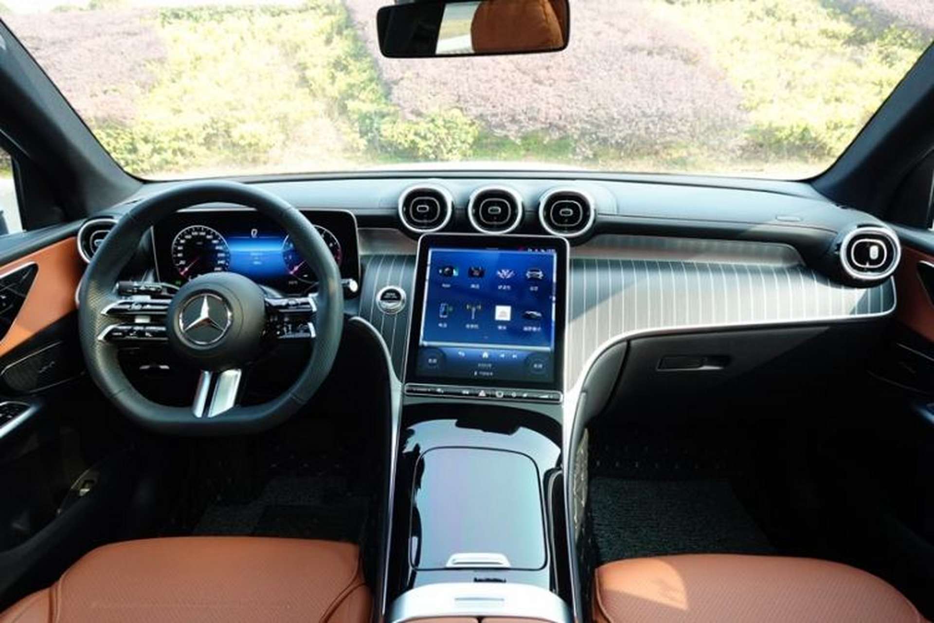 Used Mercedes-Benz GLC 2023 GLC 260 L 4MATIC Luxury Model 5 Seats Interior 1