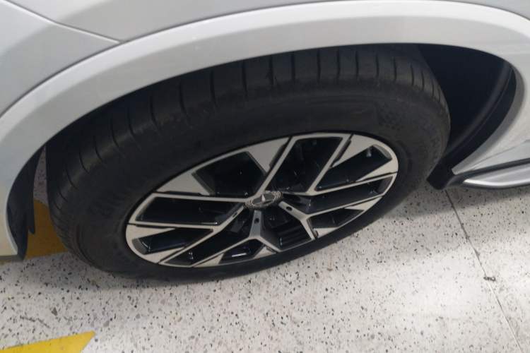 Used Mercedes-Benz GLC 2023 Facelift GLC 260 L 4MATIC Dynamic Version 5 Seats Left Front Wheel Hub