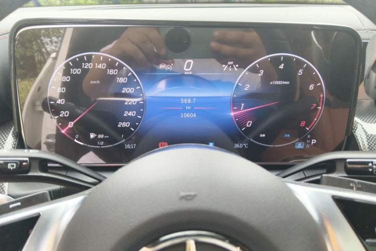 Used Mercedes-Benz GLC 2023 GLC 260 L 4MATIC Dynamic Edition 7-seater Odometer Close Up