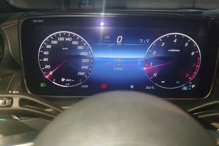 Used Mercedes-Benz GLC 2023 GLC 300 L 4MATIC Luxury 7-Seater Odometer Close Up