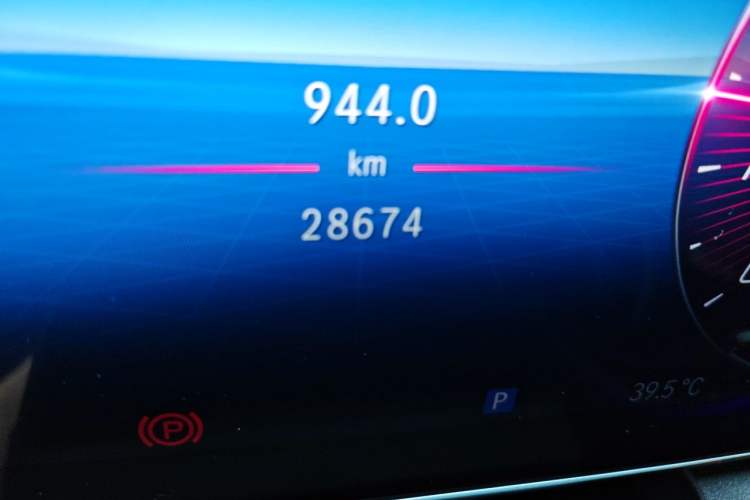 Used Mercedes-Benz GLC 2023 GLC 300 L 4MATIC Dynamic Edition 5-seater Odometer Close Up