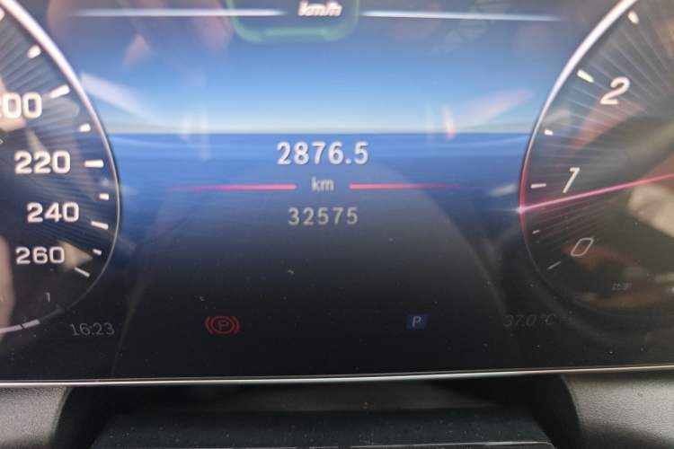 Used Mercedes-Benz GLC 2023 Refreshed GLC 300 L 4MATIC Dynamic Version 7-Seater Odometer Close Up