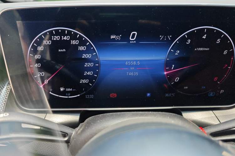 Used Mercedes-Benz GLC 2023 GLC 260 L 4MATIC Dynamic Edition 5-seater Odometer Close Up