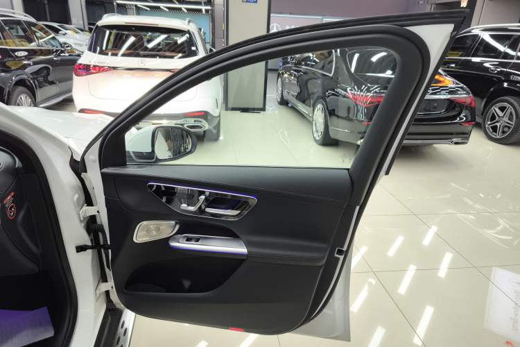 Used Mercedes-Benz GLC 2023 GLC 300 L 4MATIC Luxury 7-Seater Right Front Door Interior