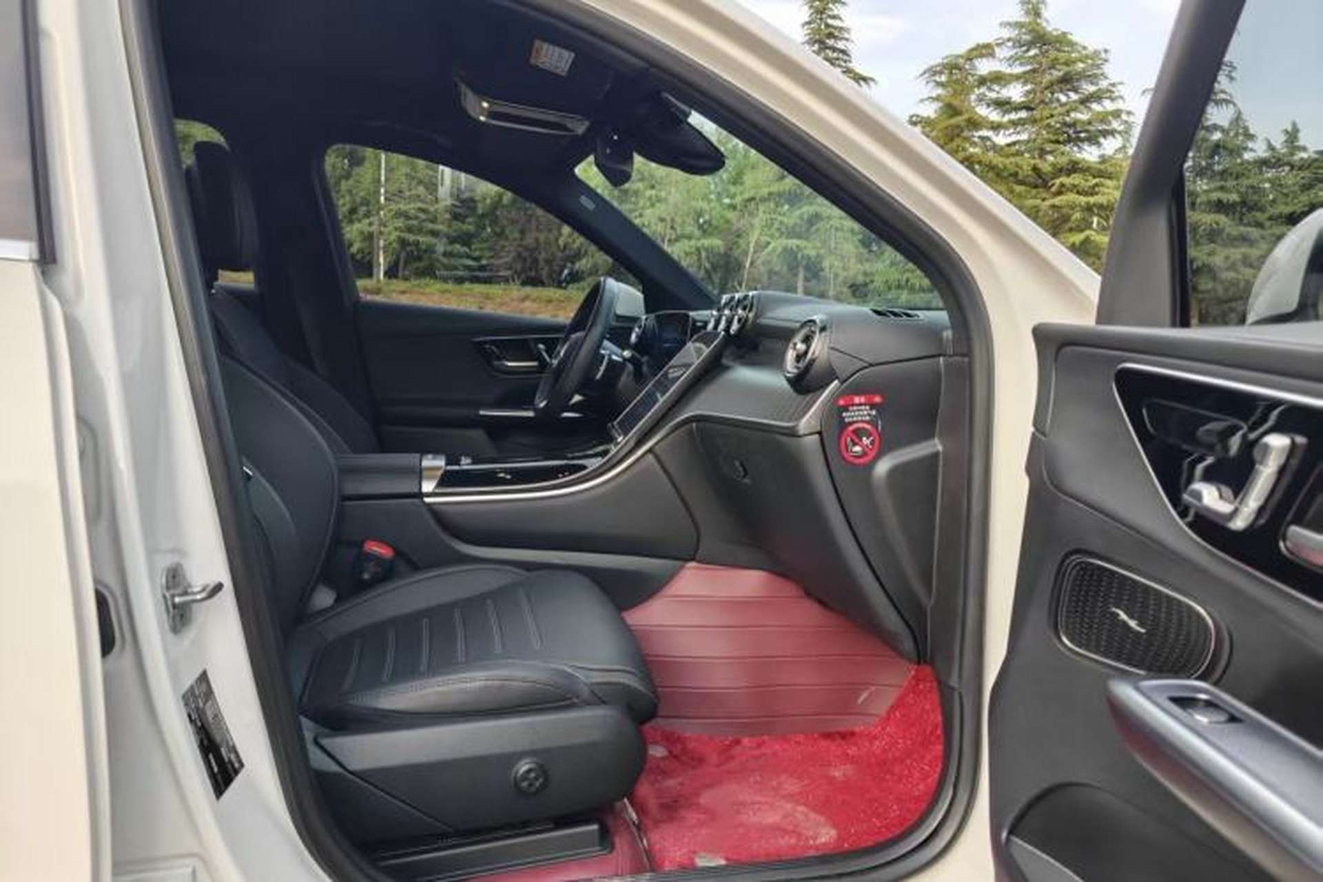 Used Mercedes-Benz GLC 2023 Facelift GLC 260 L 4MATIC Luxury Version 5 Seats Right Front Seat