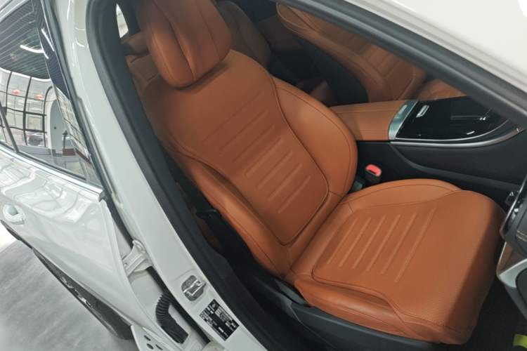 Used Mercedes-Benz GLC 2023 GLC 260 L 4MATIC Dynamic Edition 7-seater Right Front Seat