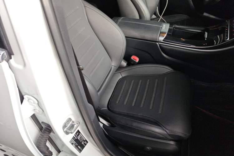 Used Mercedes-Benz GLC 2023 Facelift GLC 260 L 4MATIC Luxury Version 5 Seats Right Front Seat