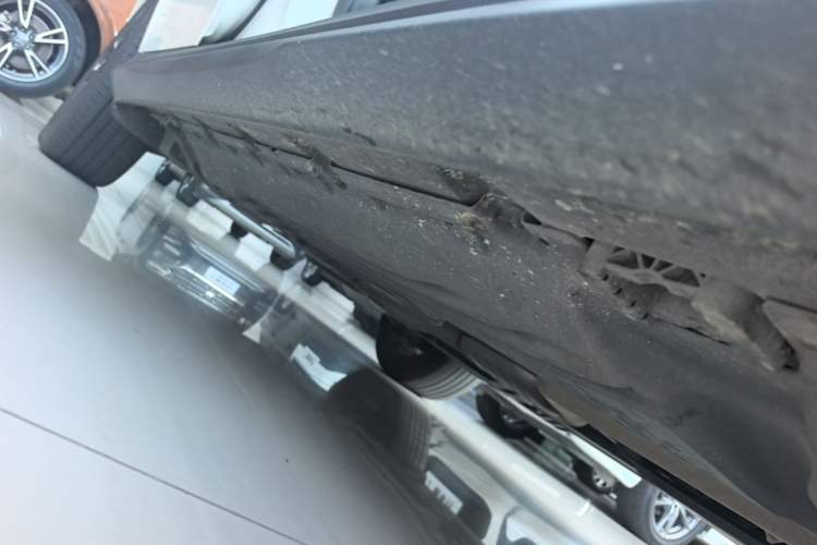 Used Mercedes-Benz GLC 2023 GLC 260 L 4MATIC Luxury Model 5 Seats Right Side Sill