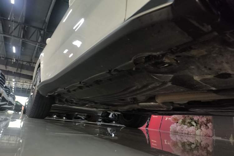 Used Mercedes-Benz GLC 2023 GLC 260 L 4MATIC Luxury Model 5 Seats Right Side Sill