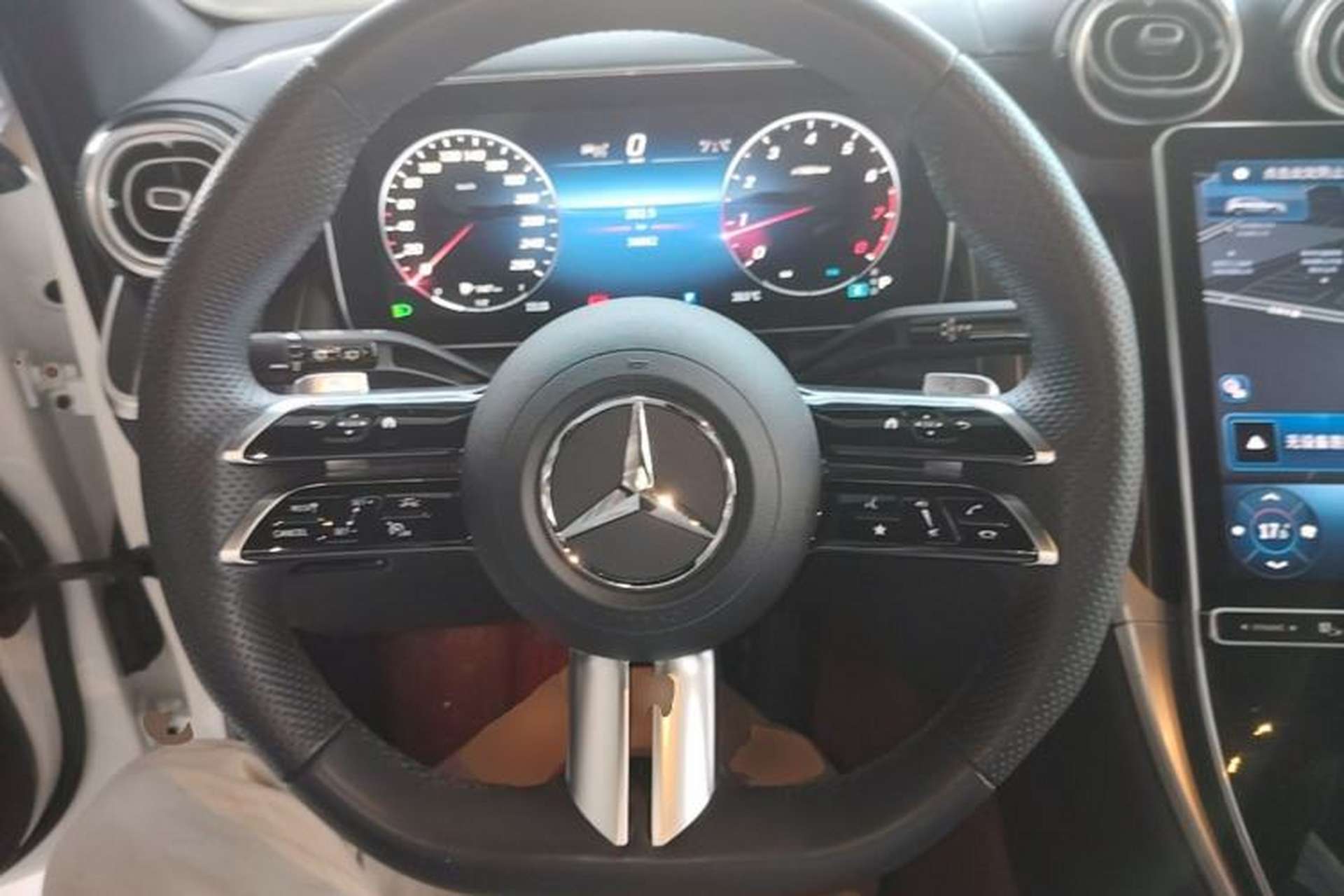 Used Mercedes-Benz GLC 2023 Facelift GLC 260 L 4MATIC Luxury Version 5 Seats Steering Wheel