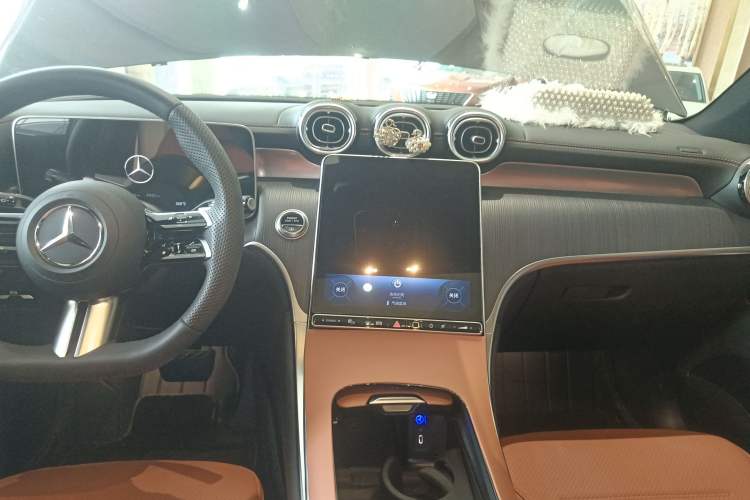 Used Mercedes-Benz GLC 2024 Facelifted GLC 260 L 4MATIC Luxury Version 5 Seats Audio And AC Panel