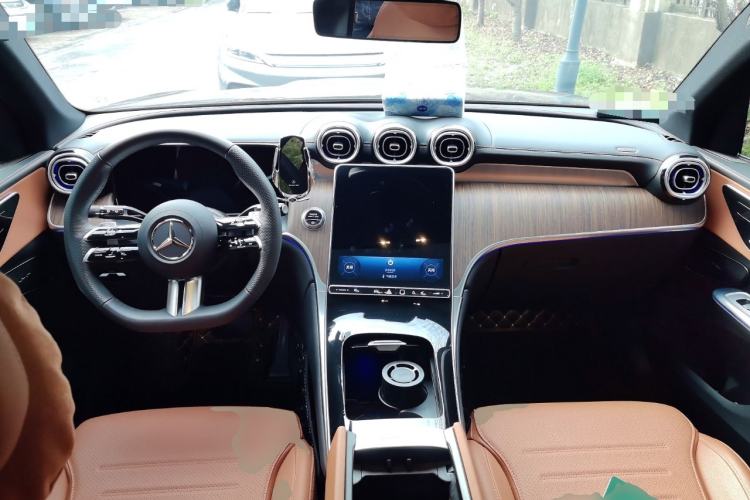 Used Mercedes-Benz GLC 2024 Refreshed GLC 300 L 4MATIC Dynamic Version 7-Seater Center Console
