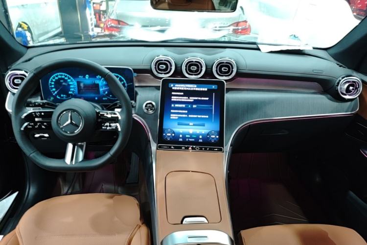 Used Mercedes-Benz GLC 2024 GLC 260 L 4MATIC Luxury Model 5 Seats Center Console