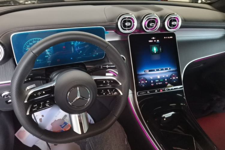 Used Mercedes-Benz GLC 2024 Refreshed GLC 260 L 4MATIC Luxury Version 7-Seater Center Console