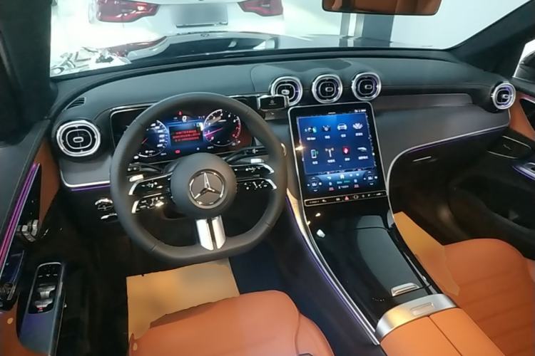 Used Mercedes-Benz GLC 2024 Facelifted GLC 260 L 4MATIC Luxury Version 5 Seats Center Console