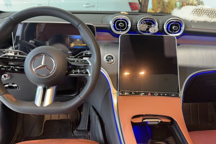 Used Mercedes-Benz GLC 2024 Facelifted GLC 260 L 4MATIC Luxury Version 5 Seats Center Console