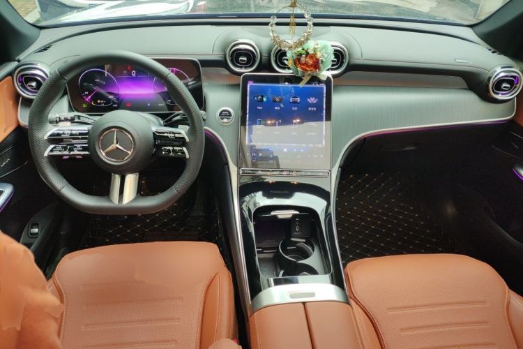 Used Mercedes-Benz GLC 2024 GLC 260 L 4MATIC Luxury Model 5 Seats Center Console
