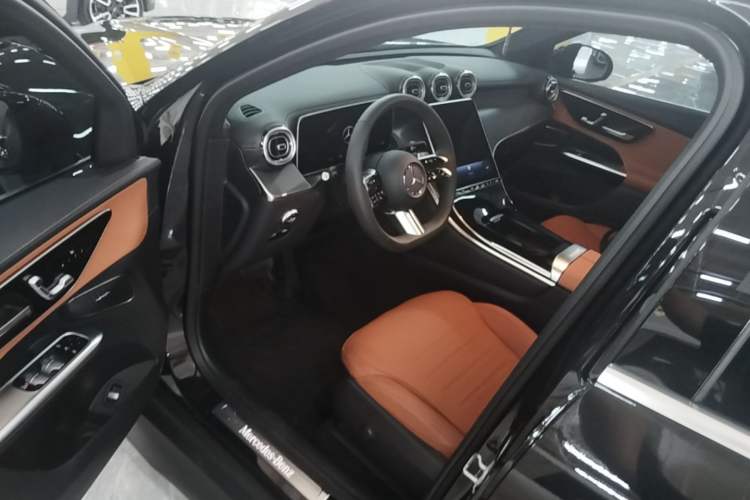 Used Mercedes-Benz GLC 2024 Facelifted GLC 260 L 4MATIC Luxury Version 5 Seats Driver Seat
