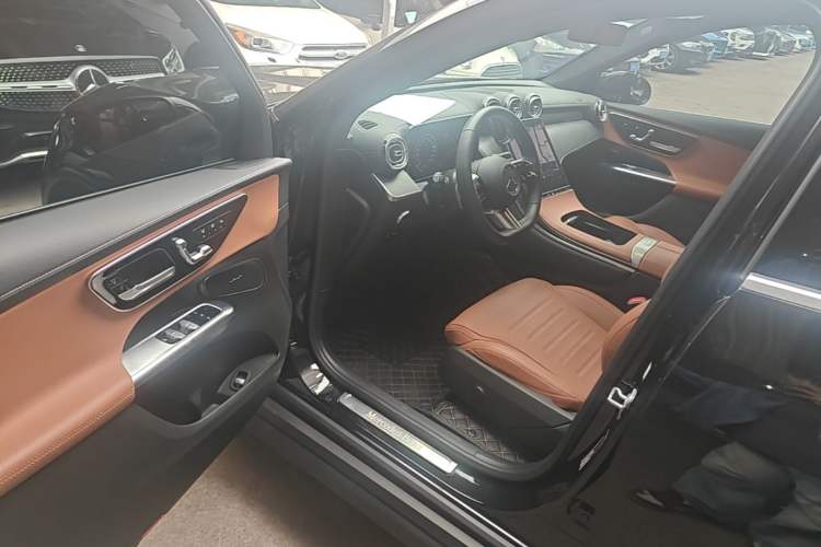 Used Mercedes-Benz GLC 2024 Facelifted GLC 260 L 4MATIC Luxury Version 5 Seats Driver Seat