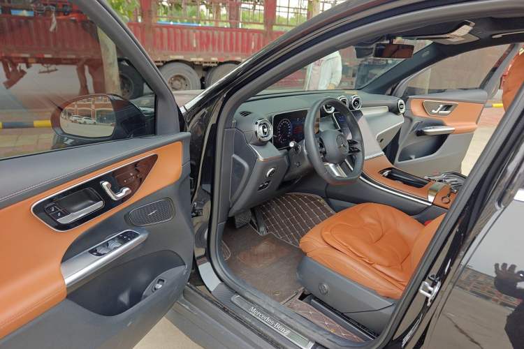 Used Mercedes-Benz GLC 2024 Facelifted GLC 260 L 4MATIC Luxury Version 5 Seats Driver Seat