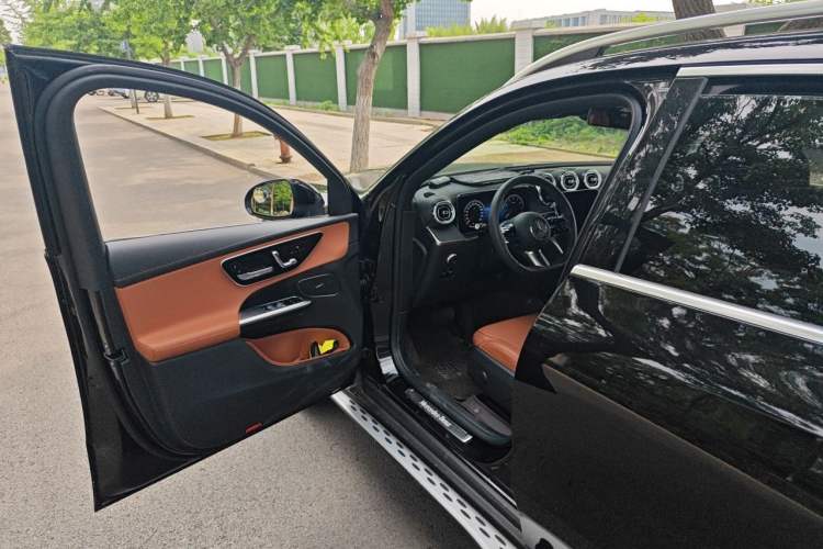 Used Mercedes-Benz GLC 2024 Facelifted GLC 260 L 4MATIC Luxury Version 5 Seats Driver Seat