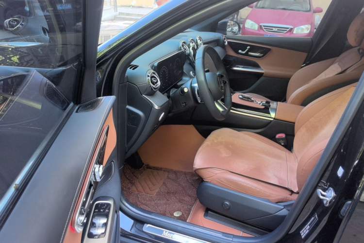Used Mercedes-Benz GLC 2024 Facelifted GLC 260 L 4MATIC Luxury Version 5 Seats Driver Seat
