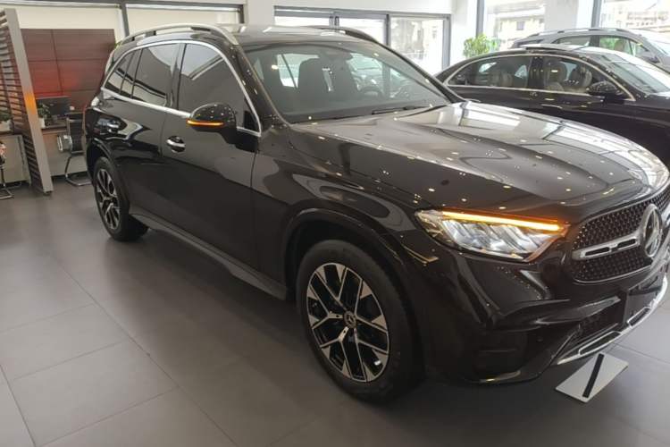 Used Mercedes-Benz GLC 2024 GLC 260 L 4MATIC Luxury Model 5 Seats Front Right 45 Deg