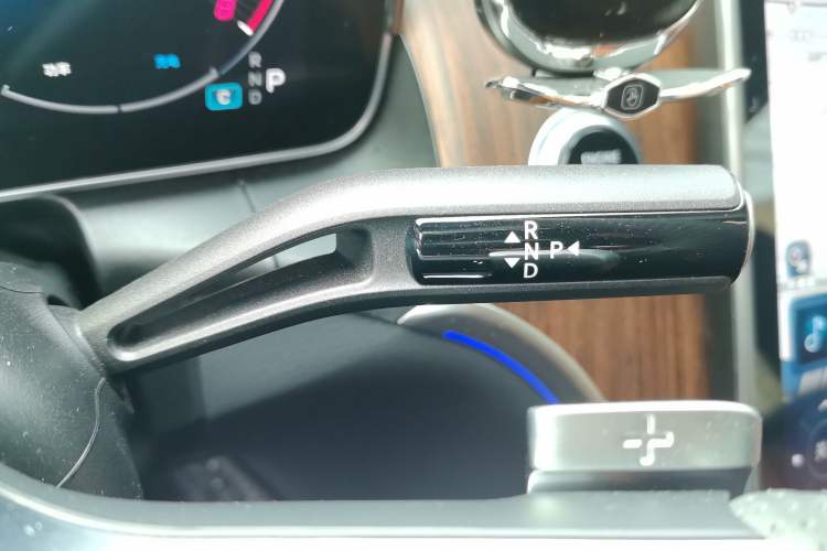 Used Mercedes-Benz GLC 2024 Refreshed GLC 300 L 4MATIC Dynamic Version 7-Seater Gear Lever