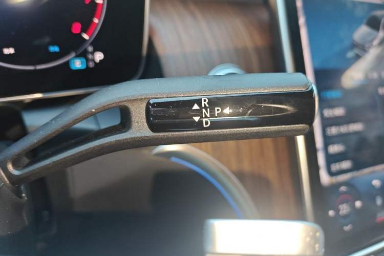 Used Mercedes-Benz GLC 2024 GLC 300 L 4MATIC Dynamic Edition 5-seater Gear Lever