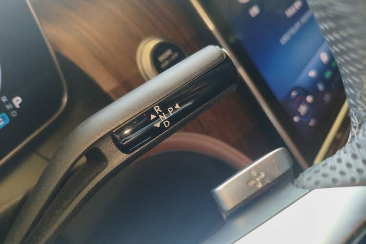 Used Mercedes-Benz GLC 2024 GLC 300 L 4MATIC Dynamic Edition 5-seater Gear Lever
