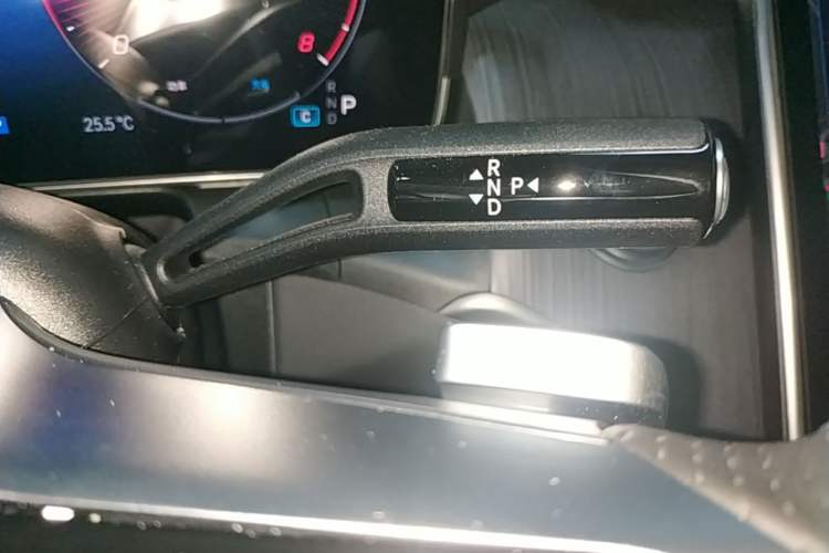 Used Mercedes-Benz GLC 2024 Facelifted GLC 260 L 4MATIC Luxury Version 5 Seats Gear Lever