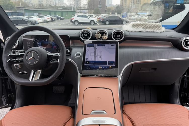 Used Mercedes-Benz GLC 2024 Facelifted GLC 260 L 4MATIC Luxury Version 5 Seats Interior 2