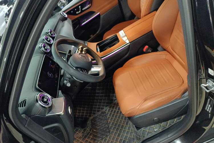 Used Mercedes-Benz GLC 2024 Facelifted GLC 260 L 4MATIC Luxury Version 5 Seats Left Front Seat