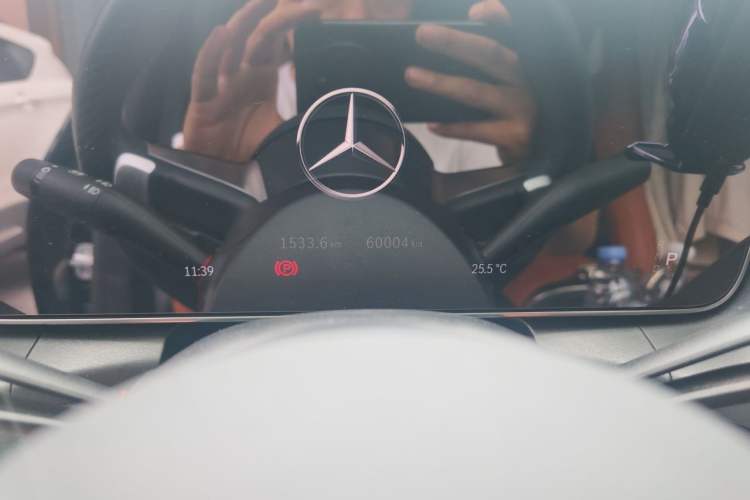 Used Mercedes-Benz GLC 2024 GLC 300 L 4MATIC Dynamic Edition 5-seater Odometer Close Up