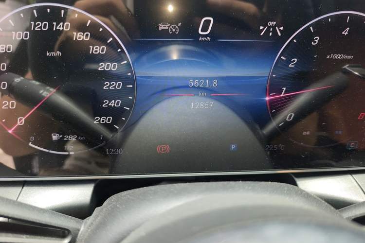 Used Mercedes-Benz GLC 2024 GLC 260 L 4MATIC Dynamic Edition 7-seater Odometer Close Up