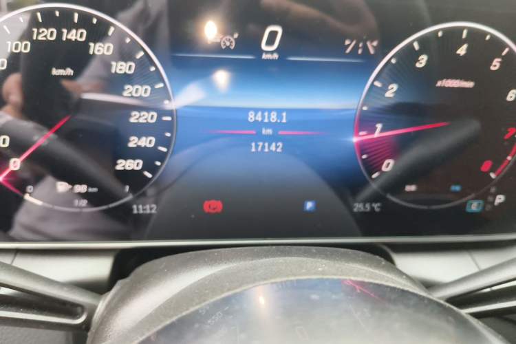 Used Mercedes-Benz GLC 2024 GLC 260 L 4MATIC Dynamic Edition 5-seater Odometer Close Up
