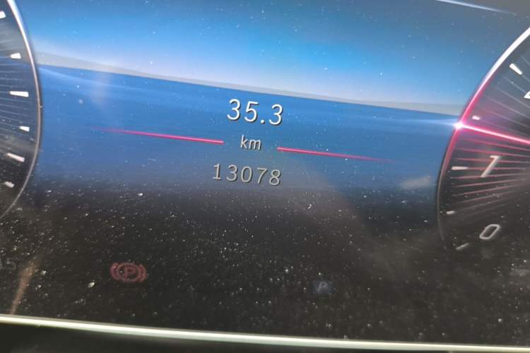 Used Mercedes-Benz GLC 2024 GLC 300 L 4MATIC Luxury Model 5 Seats Odometer Close Up