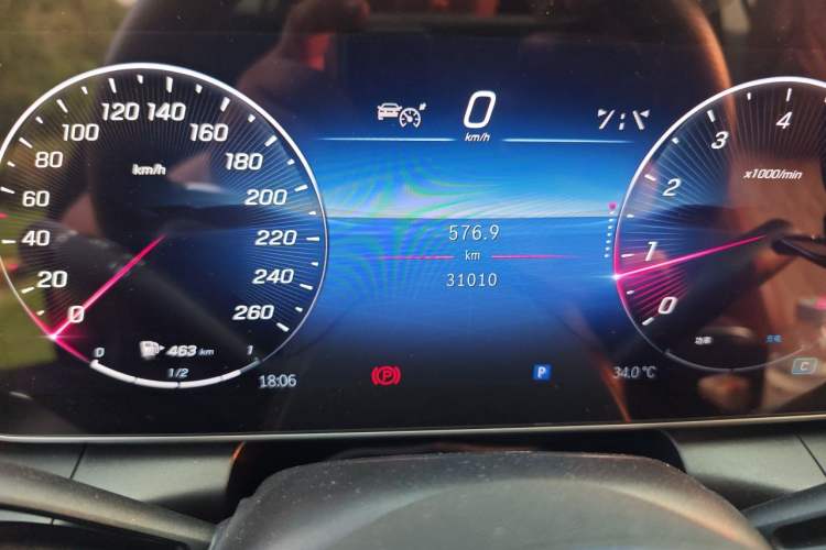 Used Mercedes-Benz GLC 2024 GLC 260 L 4MATIC Dynamic Edition 5-seater Odometer Close Up