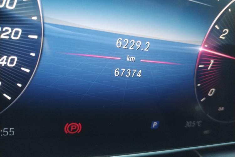 Used Mercedes-Benz GLC 2024 GLC 300 L 4MATIC Dynamic Edition 5-seater Odometer Close Up