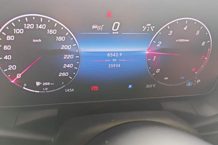 Used Mercedes-Benz GLC 2024 GLC 300 L 4MATIC Dynamic Edition 7-seater Odometer Close Up