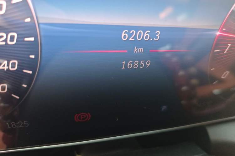 Used Mercedes-Benz GLC 2024 GLC 300 L 4MATIC Dynamic Edition 5-seater Odometer Close Up