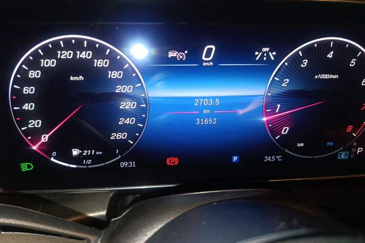 Used Mercedes-Benz GLC 2024 GLC 300 L 4MATIC Dynamic Edition 5-seater Odometer Close Up