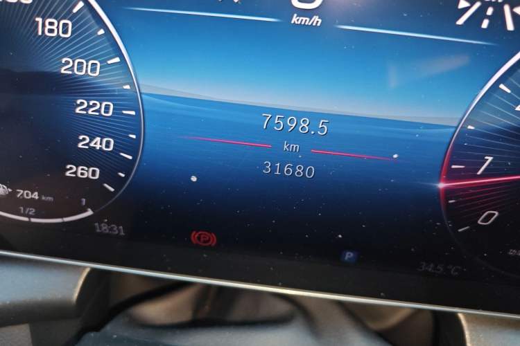 Used Mercedes-Benz GLC 2024 GLC 300 L 4MATIC Dynamic Edition 5-seater Odometer Close Up