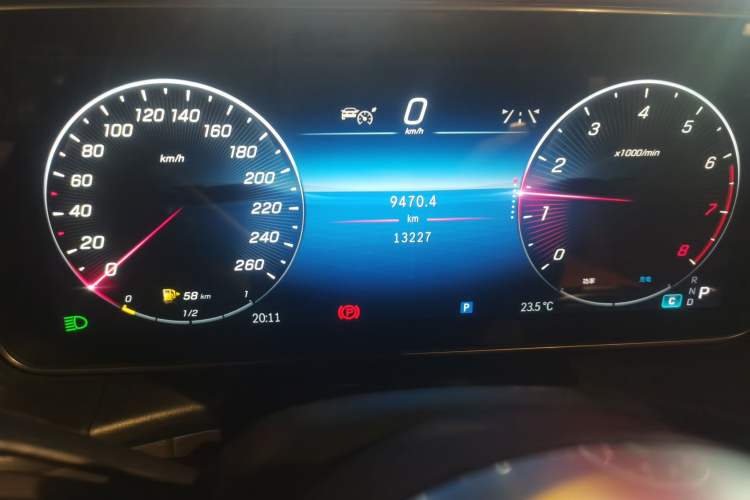 Used Mercedes-Benz GLC 2024 GLC 260 L 4MATIC Dynamic Edition 5-seater Odometer Close Up