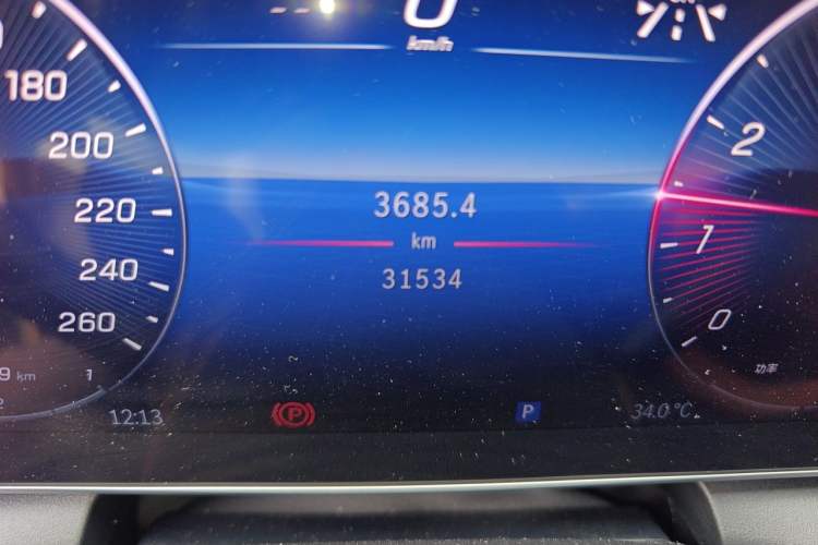 Used Mercedes-Benz GLC 2024 Facelifted GLC 260 L 4MATIC Luxury Version 5 Seats Odometer Close Up